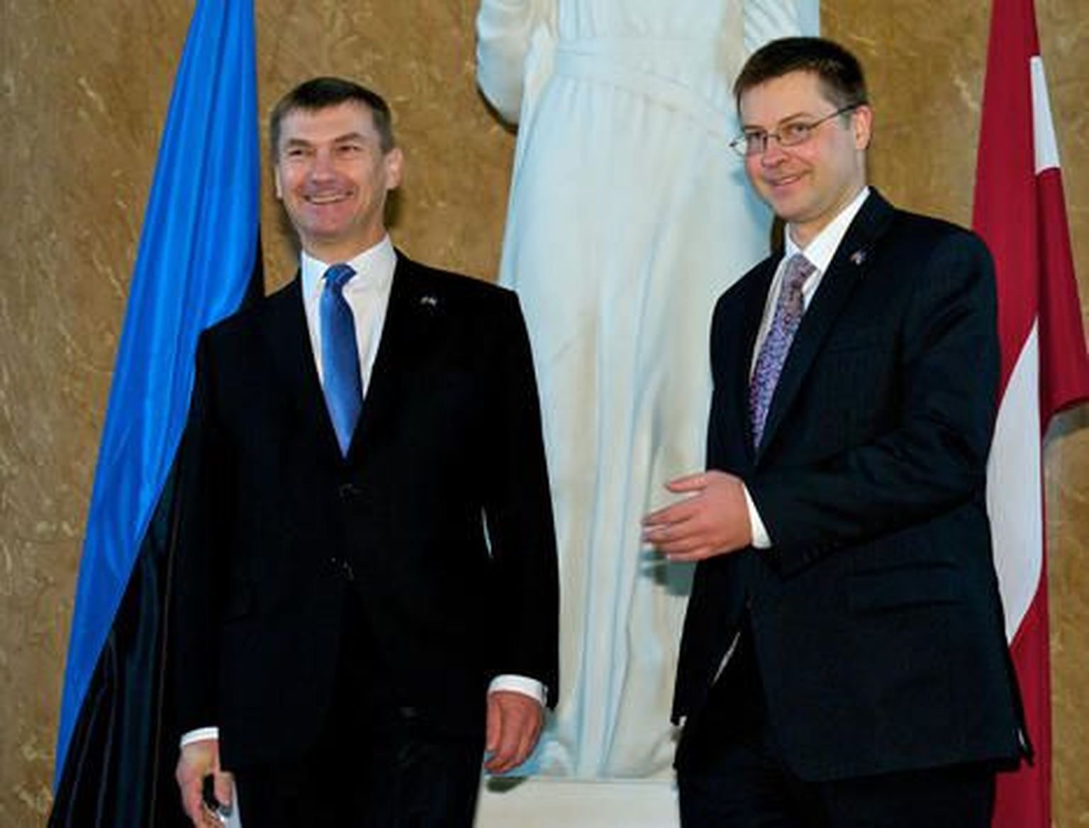 Встреча премьер-министров Латвии Валдиса Домбровскиса (справа) и Эстонии Андруса Ансипа.