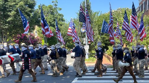 Maskides Patriot Fronti paremäärmuslased marssisid USA iseseisvuspäeval Washingtonis