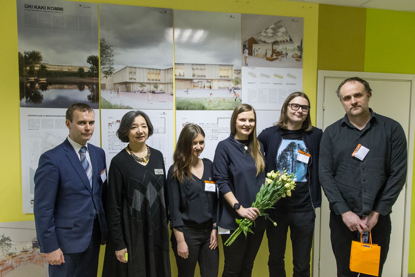 Sillamäe linnapea Tõnis Kalberg, Vanalinna kooli direktor Irina Lju ja osa võidukast arhitektide meeskonnast, taustaks ideekavand "Üki kaki kommi".