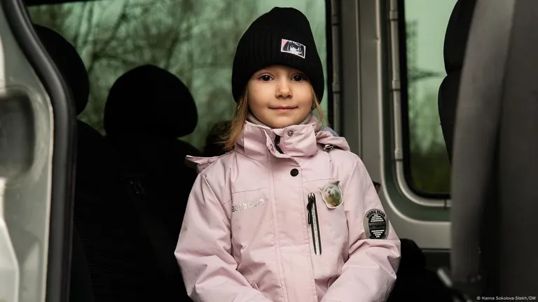 6-летняя Светлана в эвакуационном автобусе