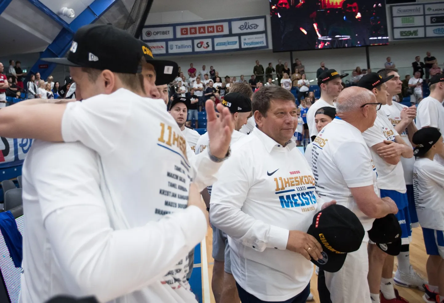 BC Kalev/Cramo president Toomas Linamäe (keskel) tähistab klubi 11. Eesti meistritiitlit.