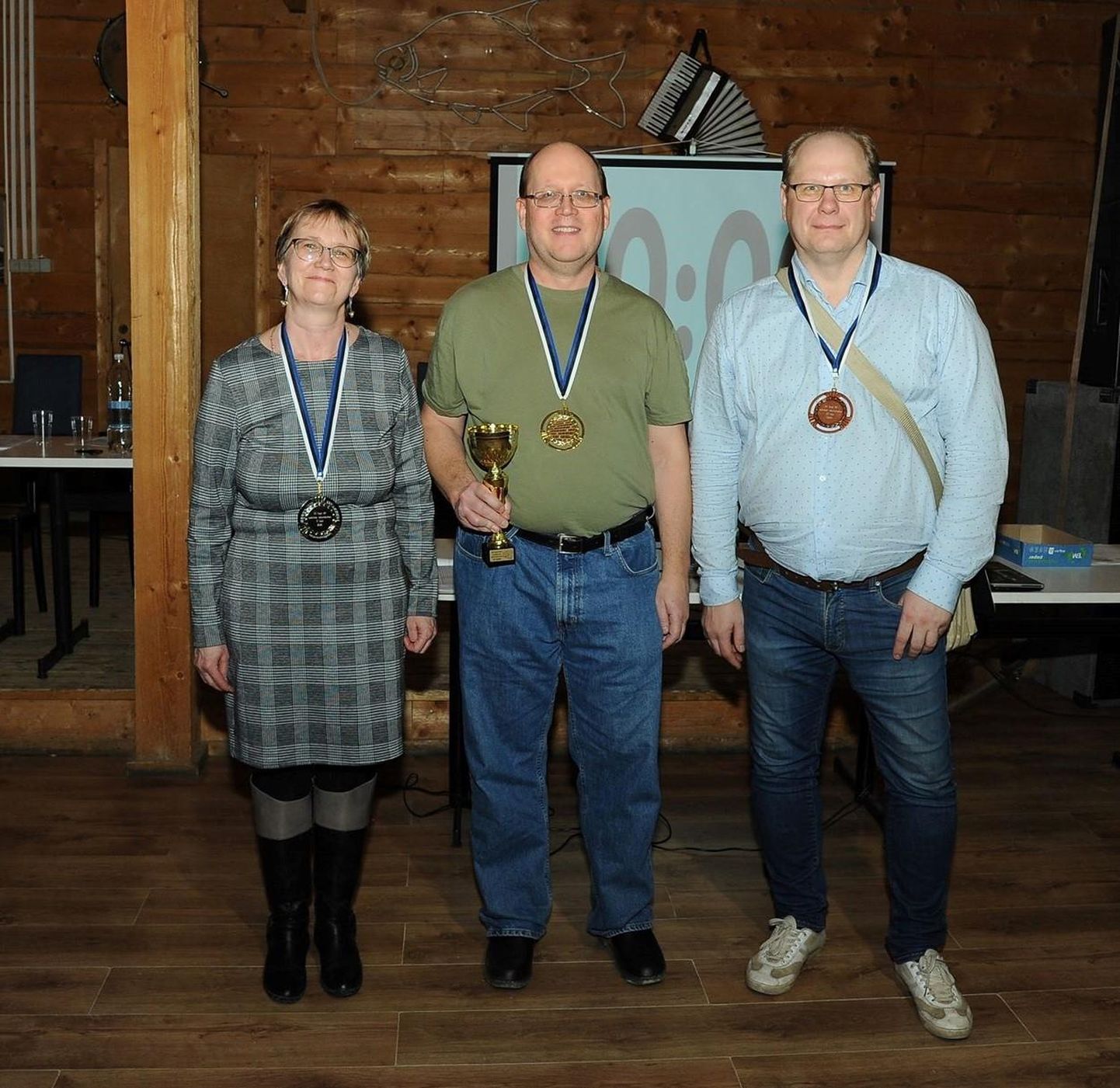 Eerik Lumiste (paremal) võitis Eesti meistrivõistlustel sudokude lahendamises seenioride pronksi.