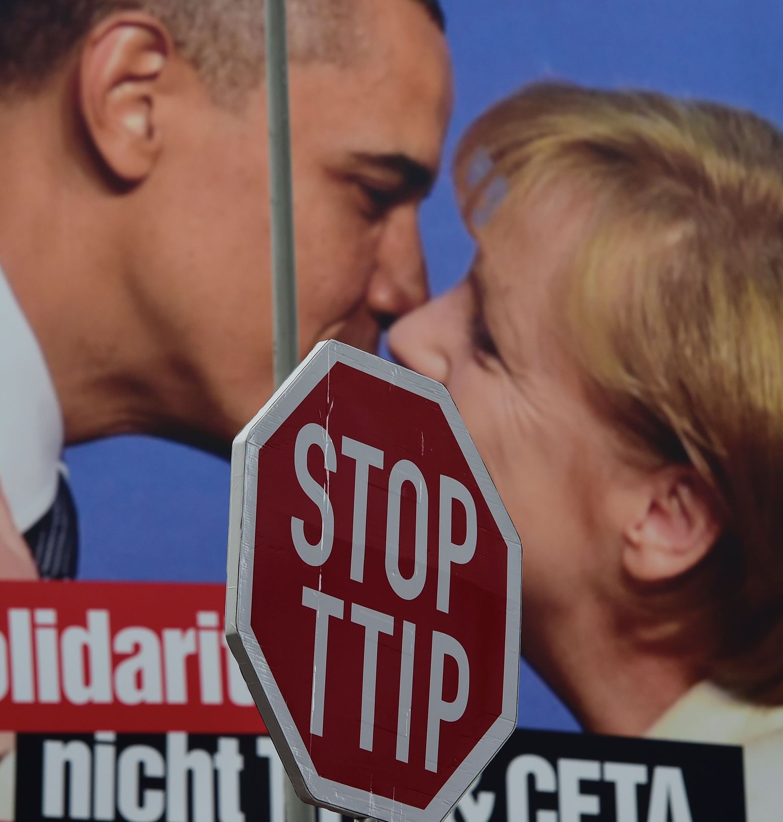 Meeleavaldusplakat vabakaubandusleppe vastu USA president Obama ja Saksamaa kantsler Merkeliga