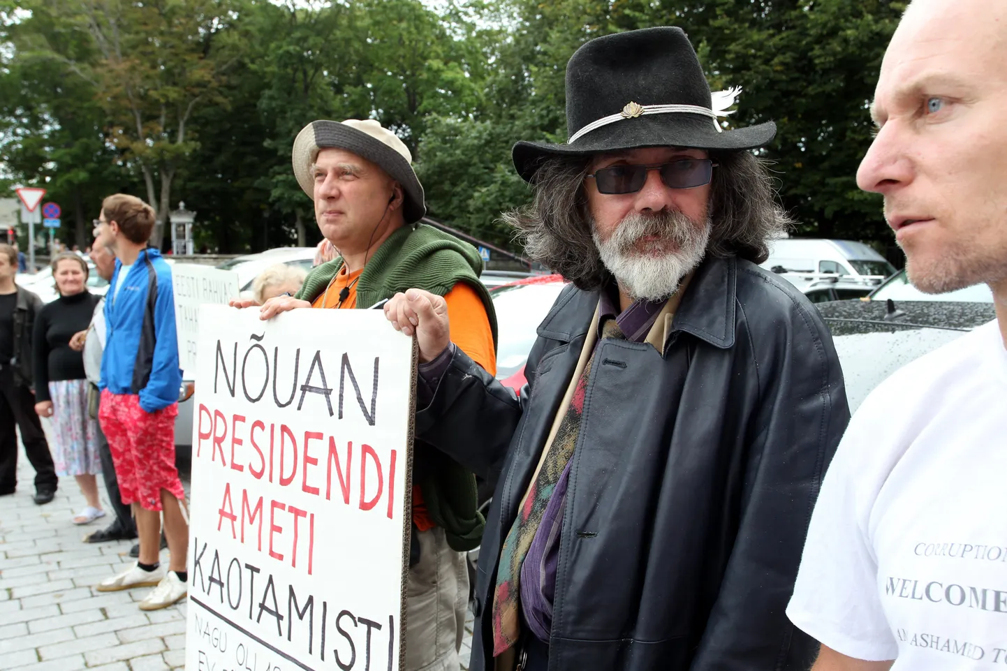 Пикет националистов перед замком Тоомпеа во время выборов президента Эстонии
