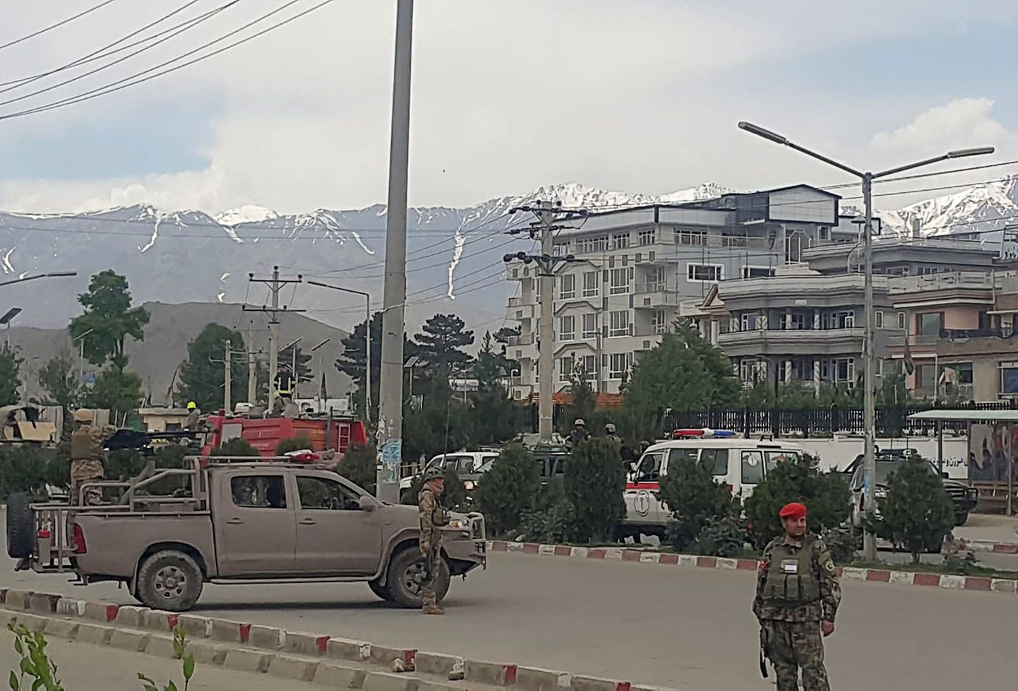 Sõjaväelased patrullimas Kabulis sõjaväeakadeemia lähedal, kus leidis aset enesetapurünnak.