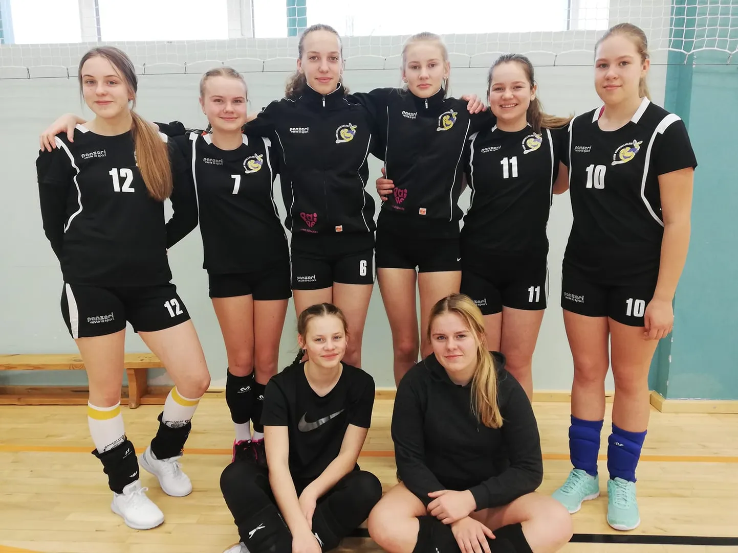 Paide võrkpalliklubi U16 neidude võistkond.