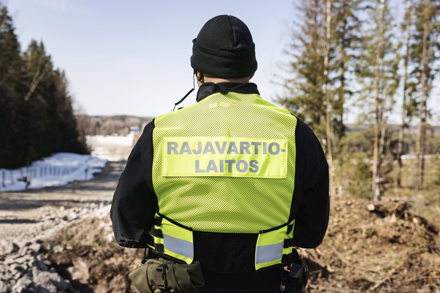 Soome piirivalvur jälgib taraehitust.