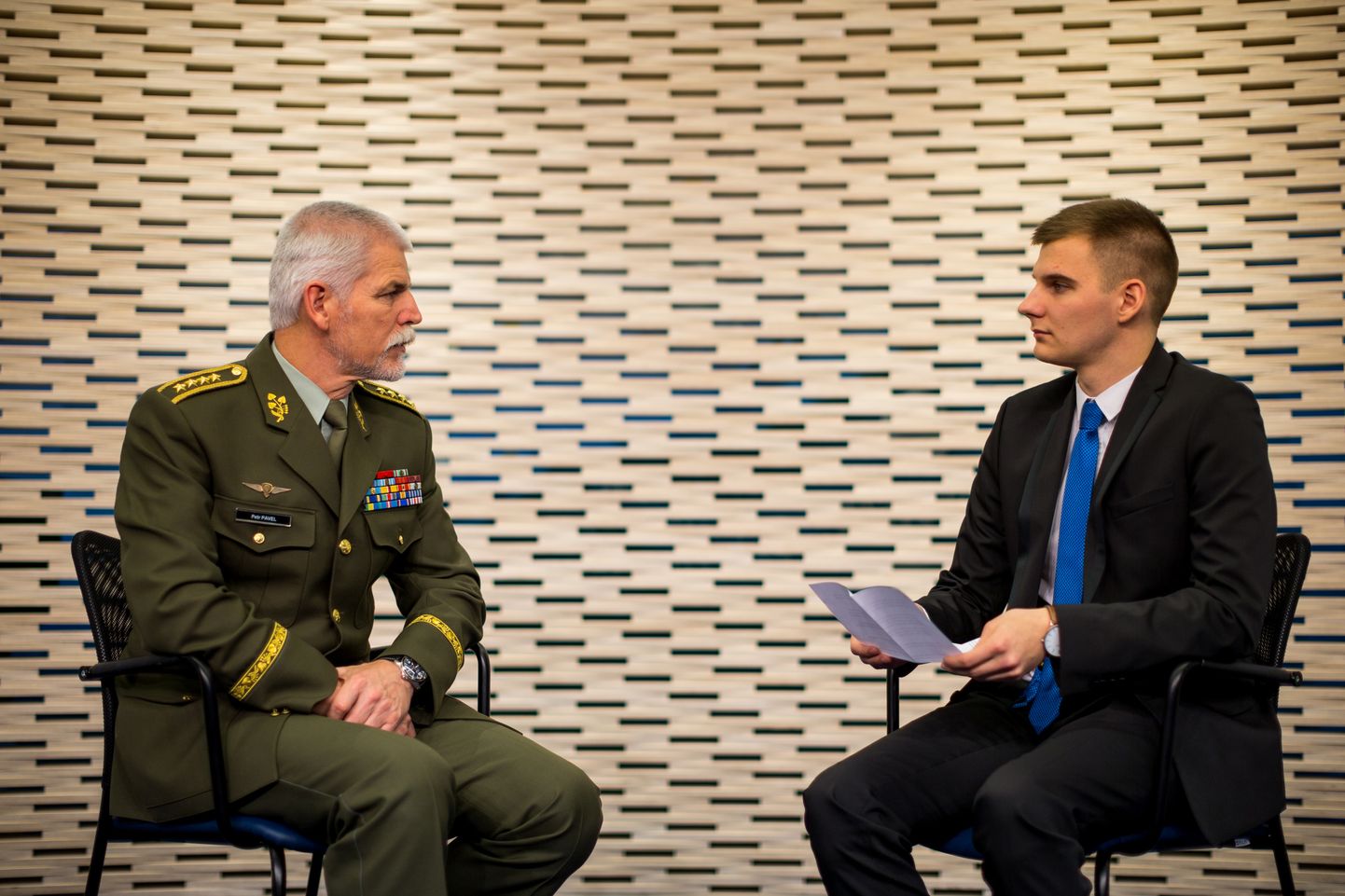 Генерал Петр Павел дает интервью Postimees в Таллинне.