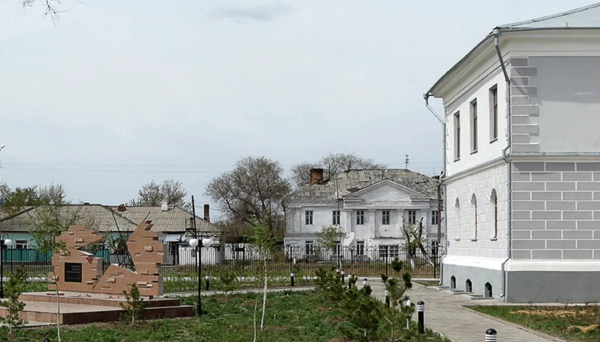 Поселок Долинка; слева направо - скульптурный мемориал жертвам сталинского террора; бывший ДК, в котором работал Соостер; торец здания лагерного управления.