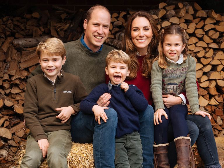 Принц Гарри и Кейт Миддлтон с детьми в поместье Анмер-Холл. 2020 год.