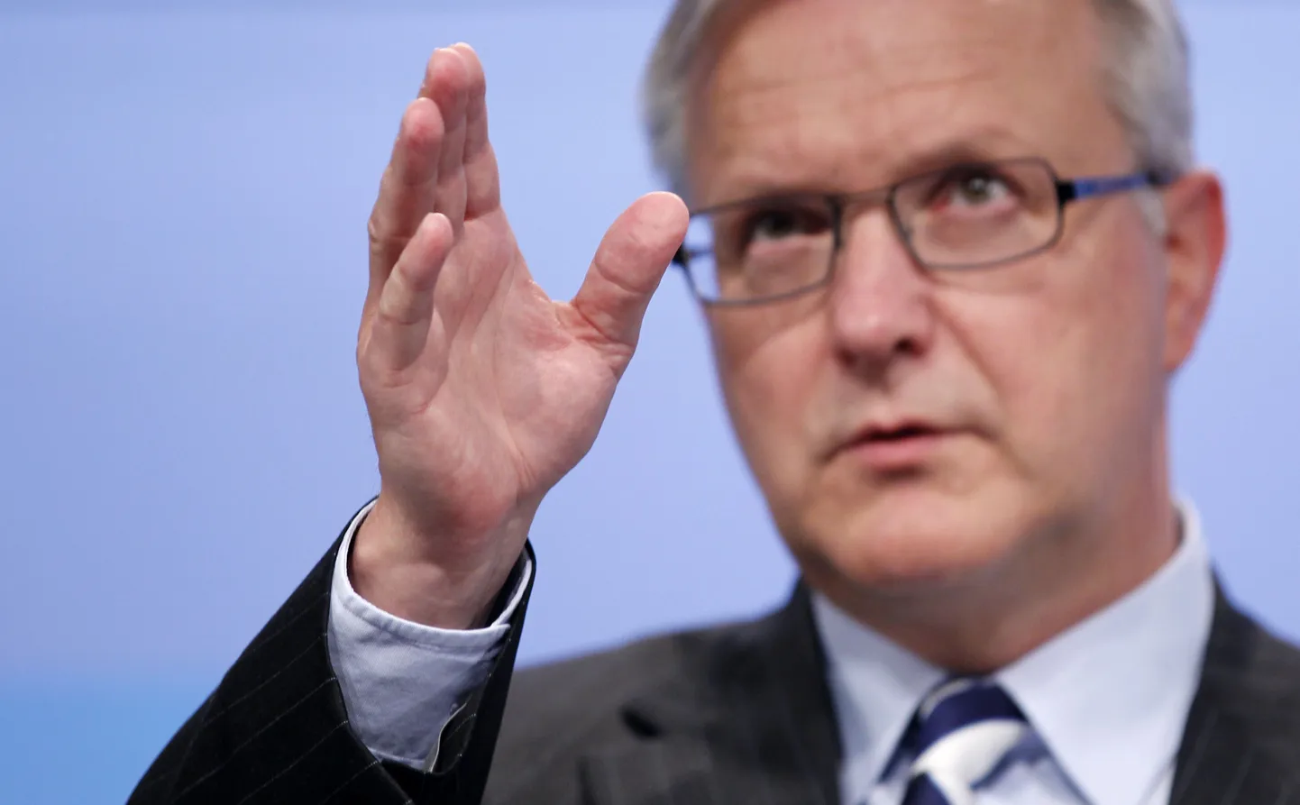 Euroopa Komisjoni majandusvolinik Olli Rehn täna Brüsselis pressikonverentsil.