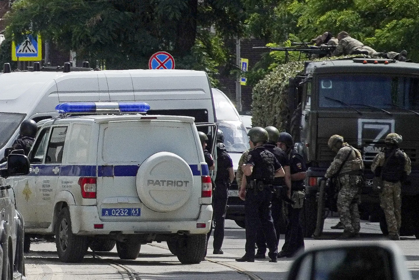 Vene politseinikud ja rahvuskaardi Rosgvardija liikmed Doni-äärse Rostovi eeluurimisvangla lähistel 16. juunil 2024. aastal.