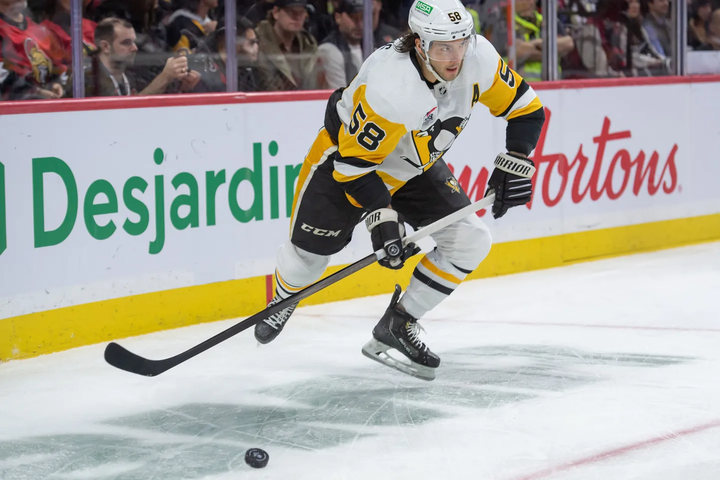 Hokeja kluba Pitsburgas "Penguins" kanādiešu aizsargs Kriss Letangs