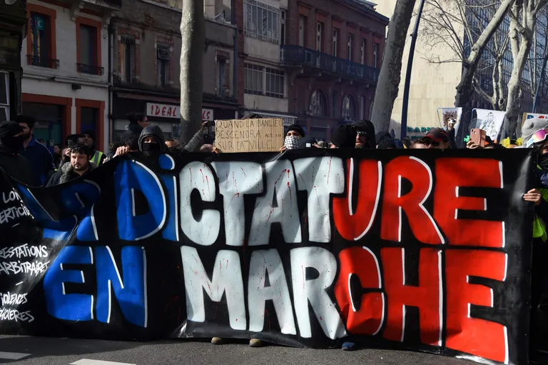 Meeleavaldajad süüdistavad Macroni poliitikat diktaatorluses.