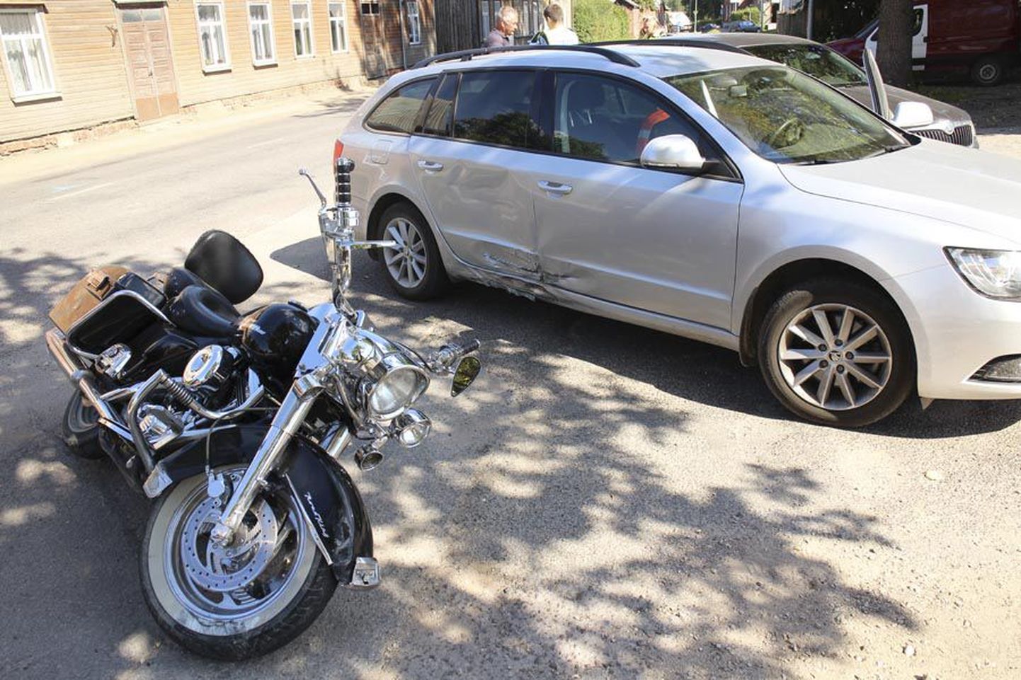 Eile veidi enne kella 13 juhtus Viljandis Vaksali tänaval liiklusõnnetus, kui sõiduauto Škoda Superb juht ei lasknud enne vasakpöörde sooritamist läbi vastassuunas liikuvat mootorratast Harley Davidson. Kiirabi toimetas kaherattalist juhtinud mehe tervisekontrolliks haiglasse.