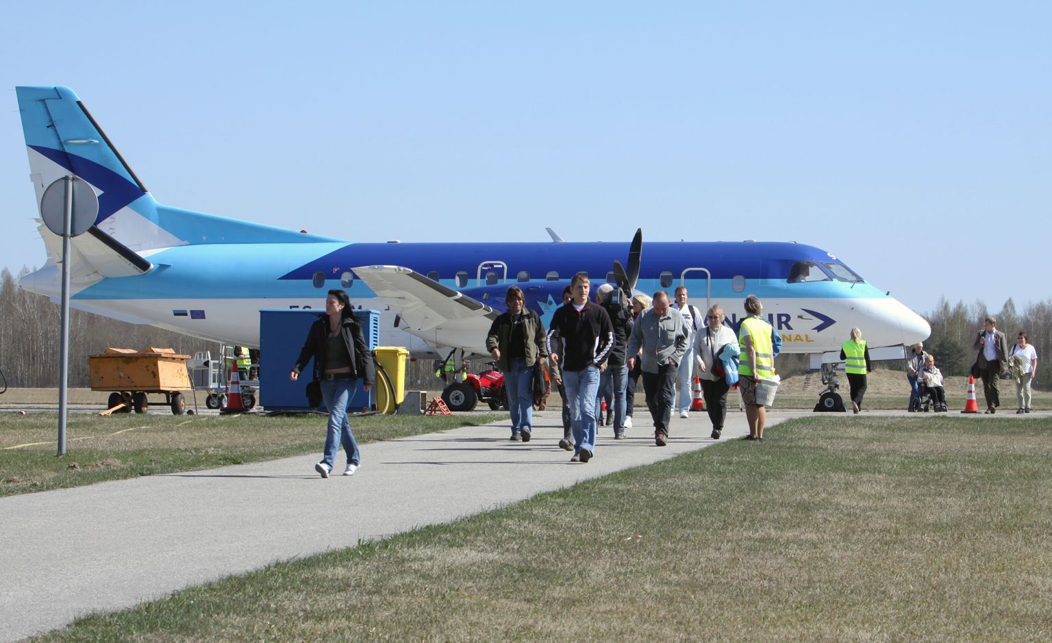 Pärnu ja Stockholmi vahel sõidab Estonian Airi 33kohaline Saab 340, mis lendab ühest linnast teise tunni ja kümne minutiga.