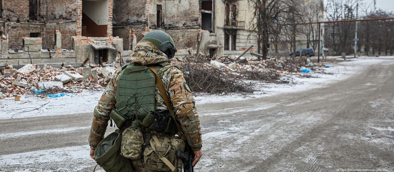 Украинский солдат в разрушенном в ходе боев Соледаре (фото из архива)