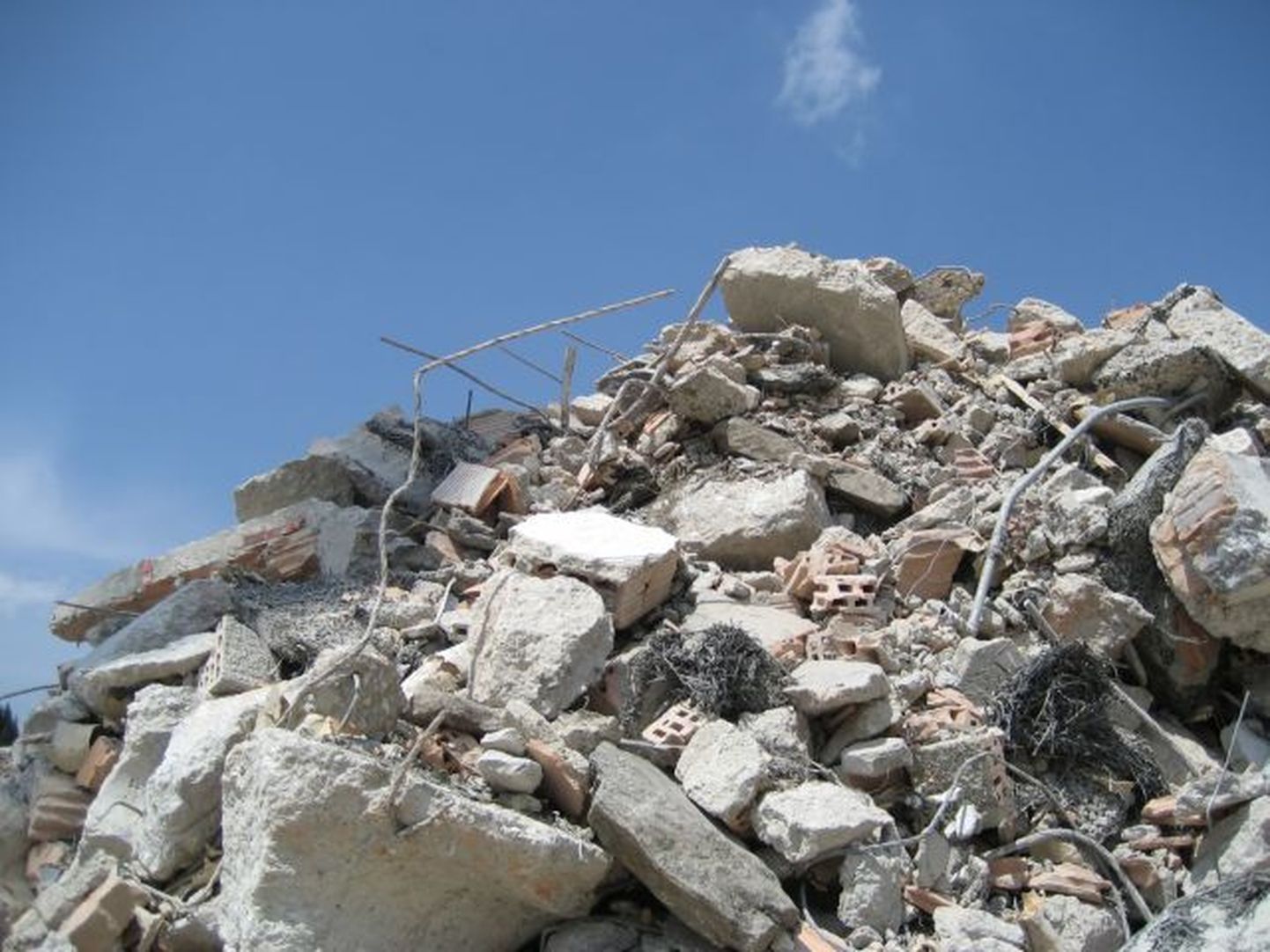 Maavärinas purunenud maja