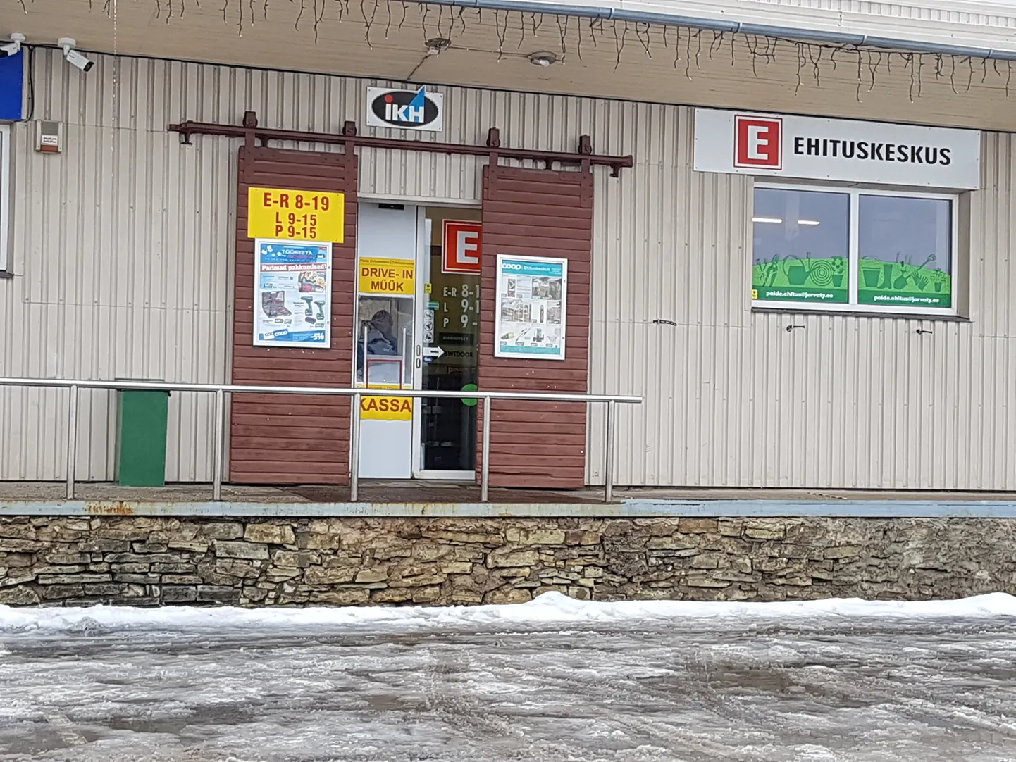 Paide ehituskauplus oli sättinud sissesõidumüügiks kassa kaupluse uste vahele ning kaupa väljastati teisest uksest. Laupäeva hommik oli aga siiski vaikne.