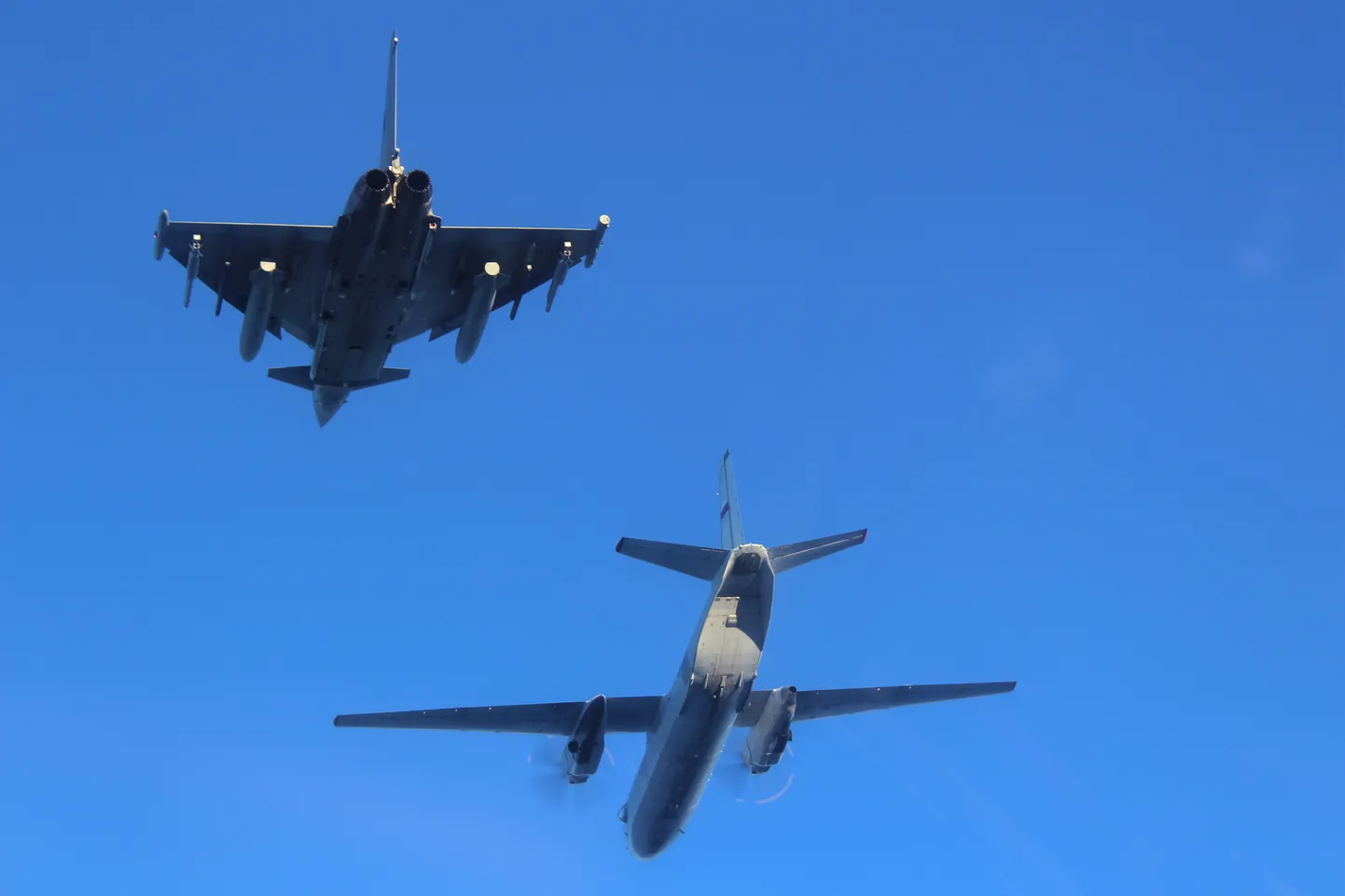 Eurofighter Typhoon совершает опознавательный полет.