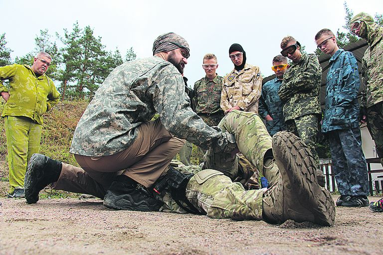 Киевские волонтеры ведут тренинг по тактической медицине для школьников Луганской области.