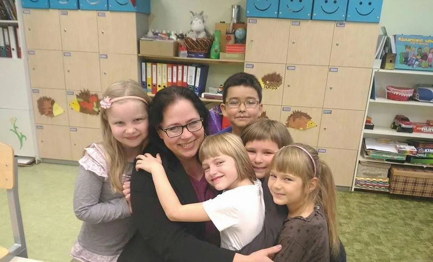 Eelmisel nädalal pidas Viljandi gümnaasiumi direktor Ülle Luisk koolijuhi ametit Ida-Virumaal. Kiviõli 1. keskkooli esimene klass hoidis oma uut direktorit väga.