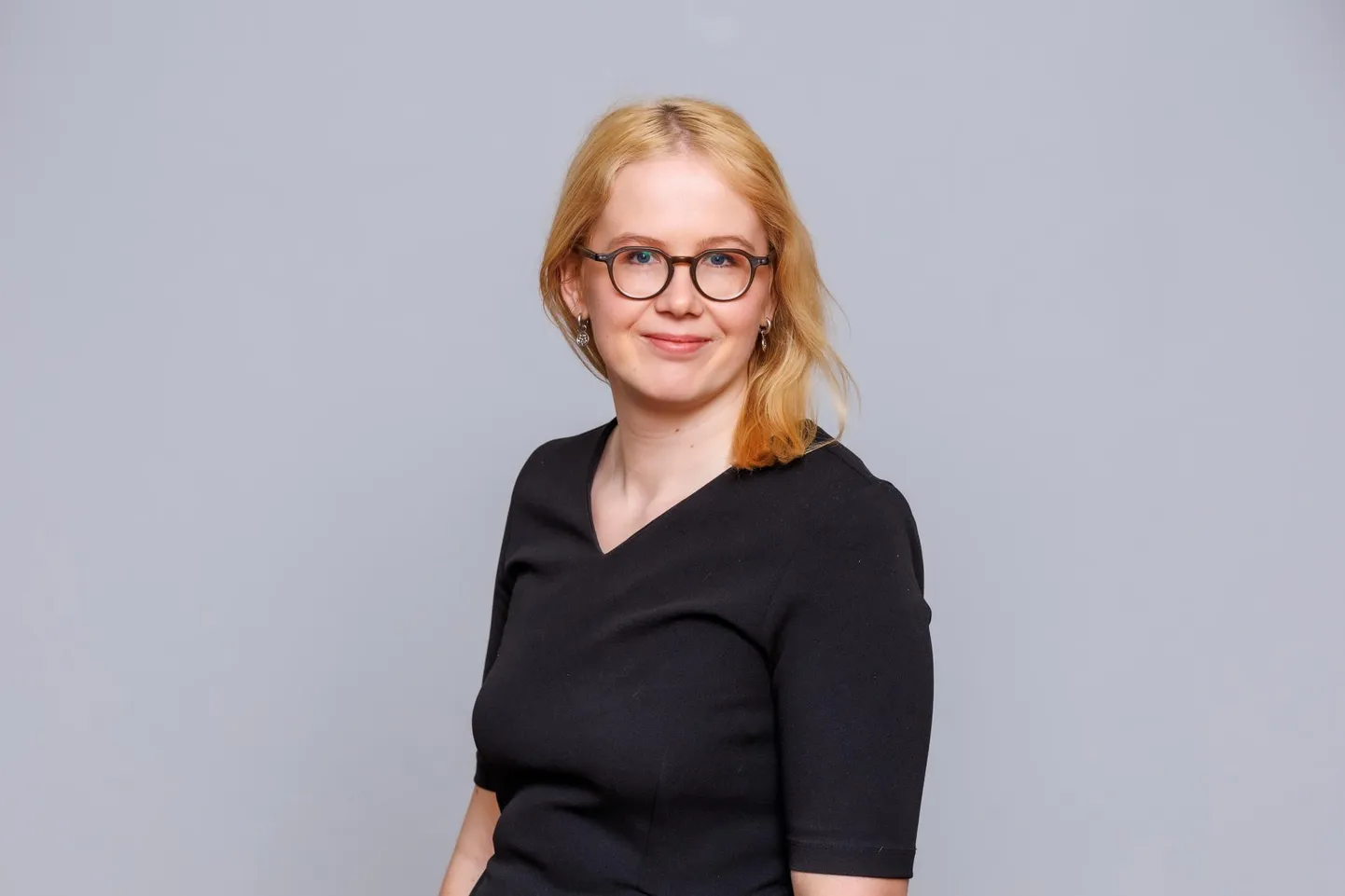Kristi Kähär nendib, et tulenevalt puudest ei ole paljudel juhtudel lapse lasteaias või koolis käimine ega õppimine tugiisikuta võimalik, kuna laps vajab individuaalset tähelepanu ja toetamist, juhendamist, kõrvalabi, järelevalvet.