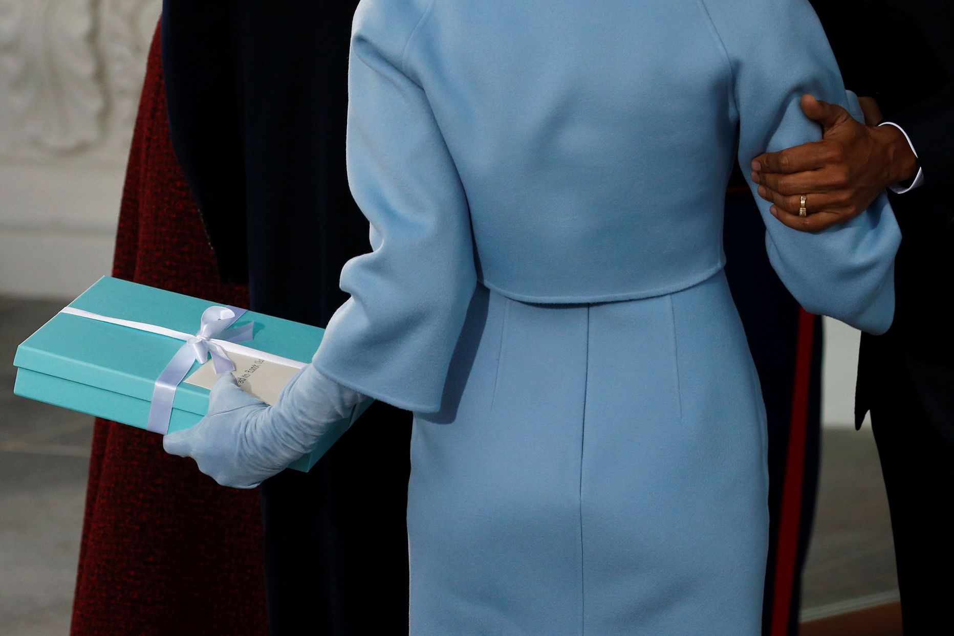Melania Trump hoidmas Michelle Obamale toodud kingitust