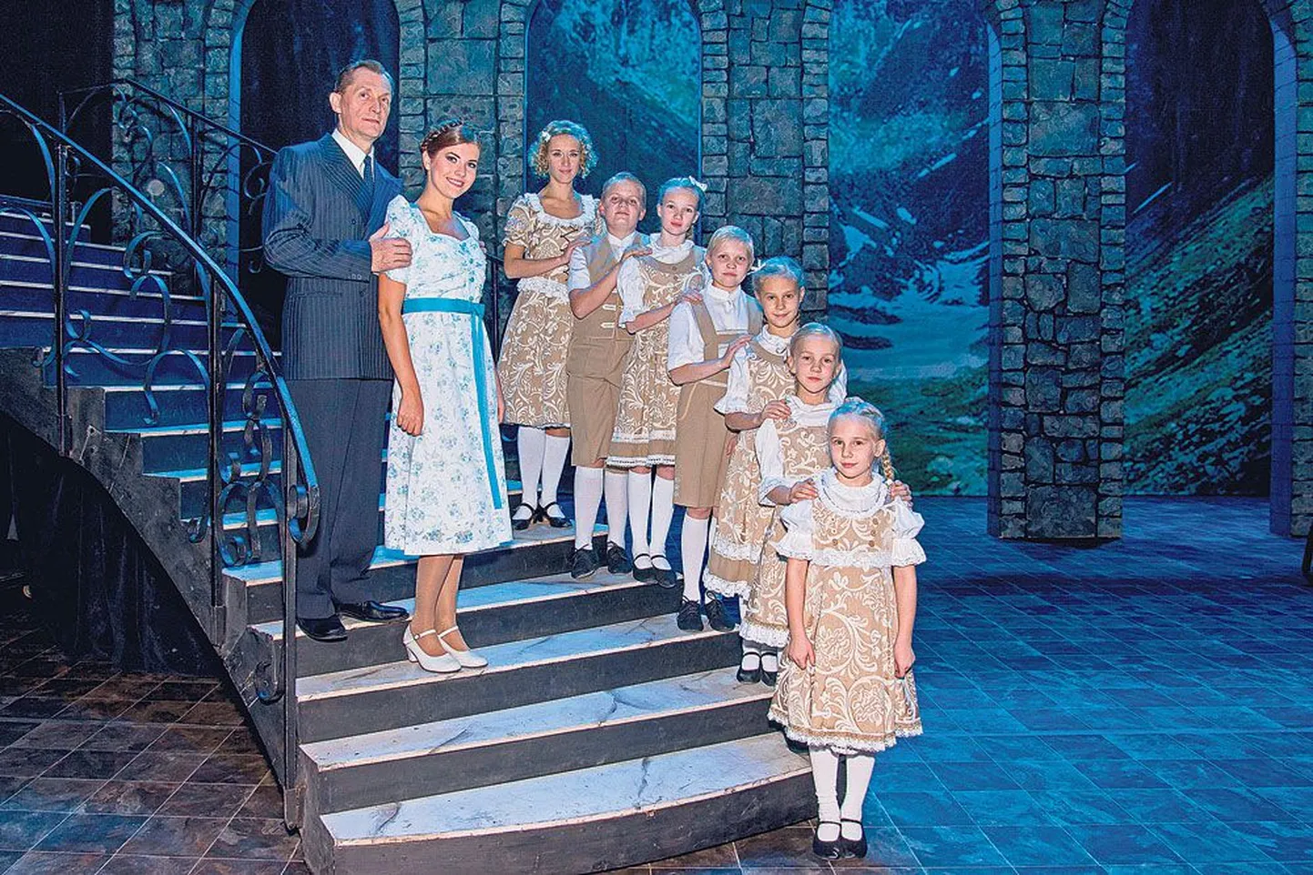«Heliseva muusikali» perre kuuluvad kapten von Trapp (Jüri Lumiste) ja Maria (Birgit Õigemeel) ning lapsed Lisl (Liisa Pulk), Friedrich (Oskar Puis), Louisa (Liisa Tämm), Kurt (Kristo Saarma), Brigitta (Amanda Rebeca Padar), Marta (Sanna Püssa) ja Gretl (Marian Laur).