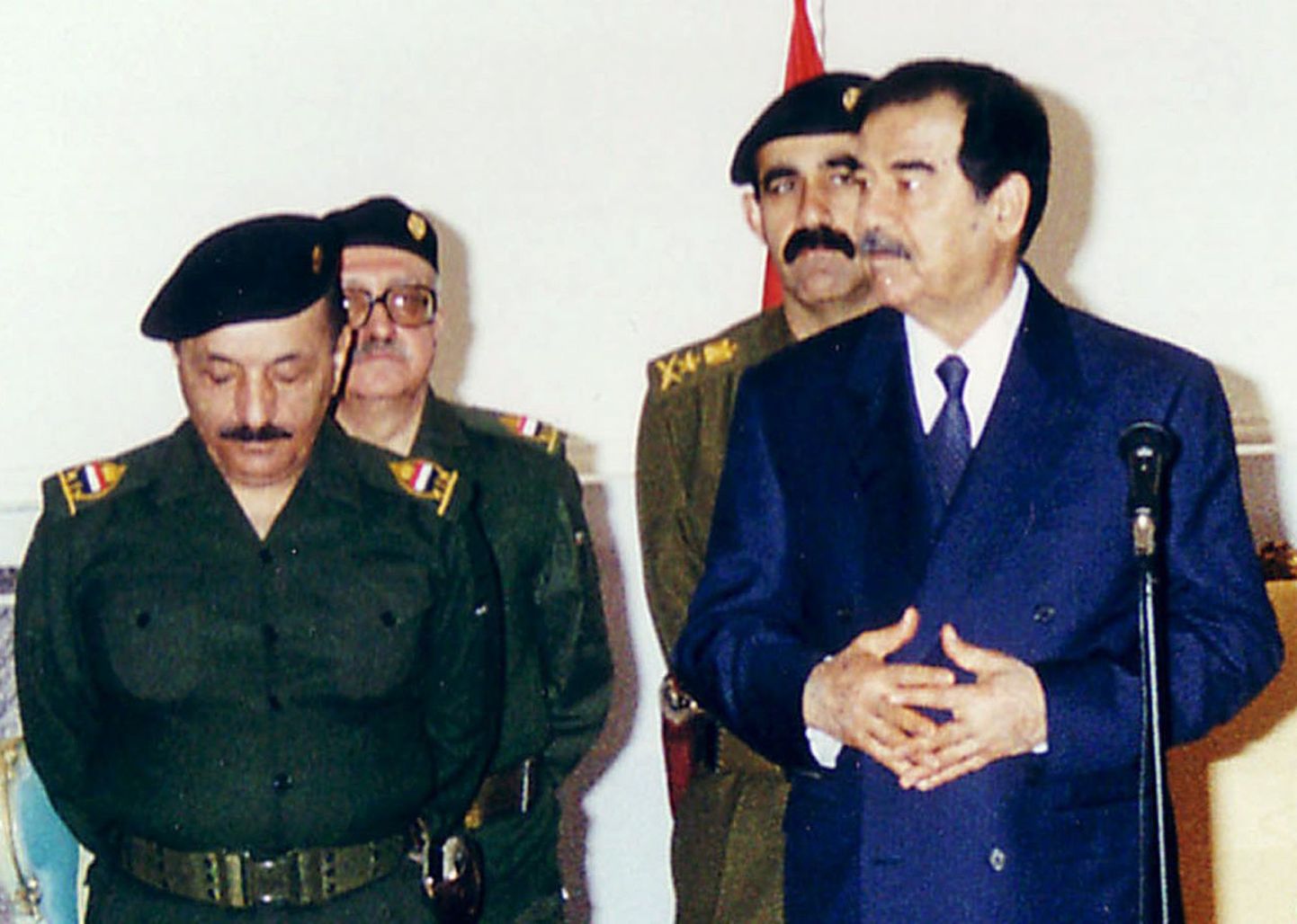 Iraagi president Saddam Hussein koos asepresident Taha Ramadani (vasakul), välisminister Tariq Azizi (vasakul taga)ja erasekretäri Abed Hamid Hmoud (Husseini taga)