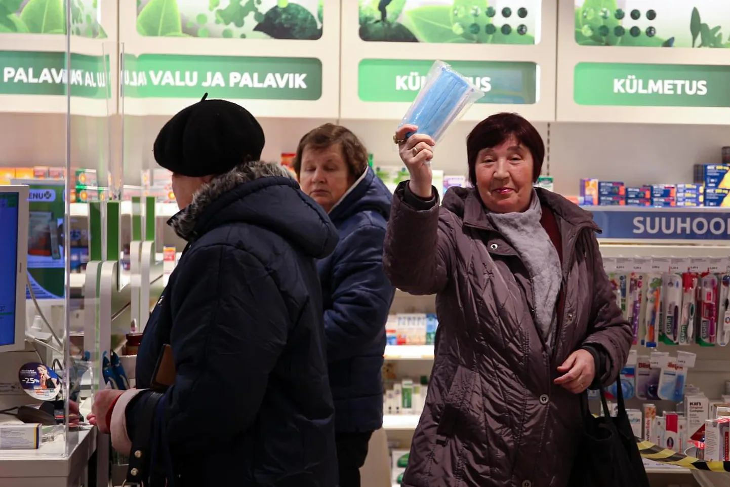 Esimestel õnnelikel on maskid käes.
