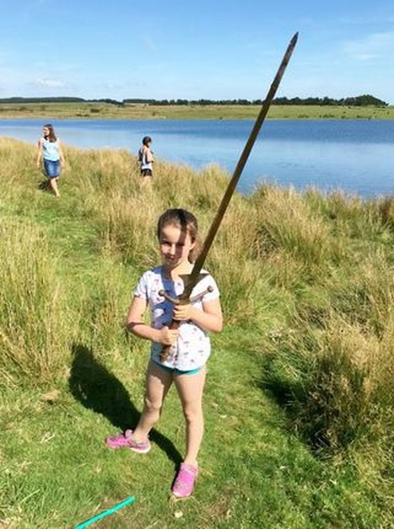 Seitsmeaastane briti tüdruk Matilda leidis järvest mõõga