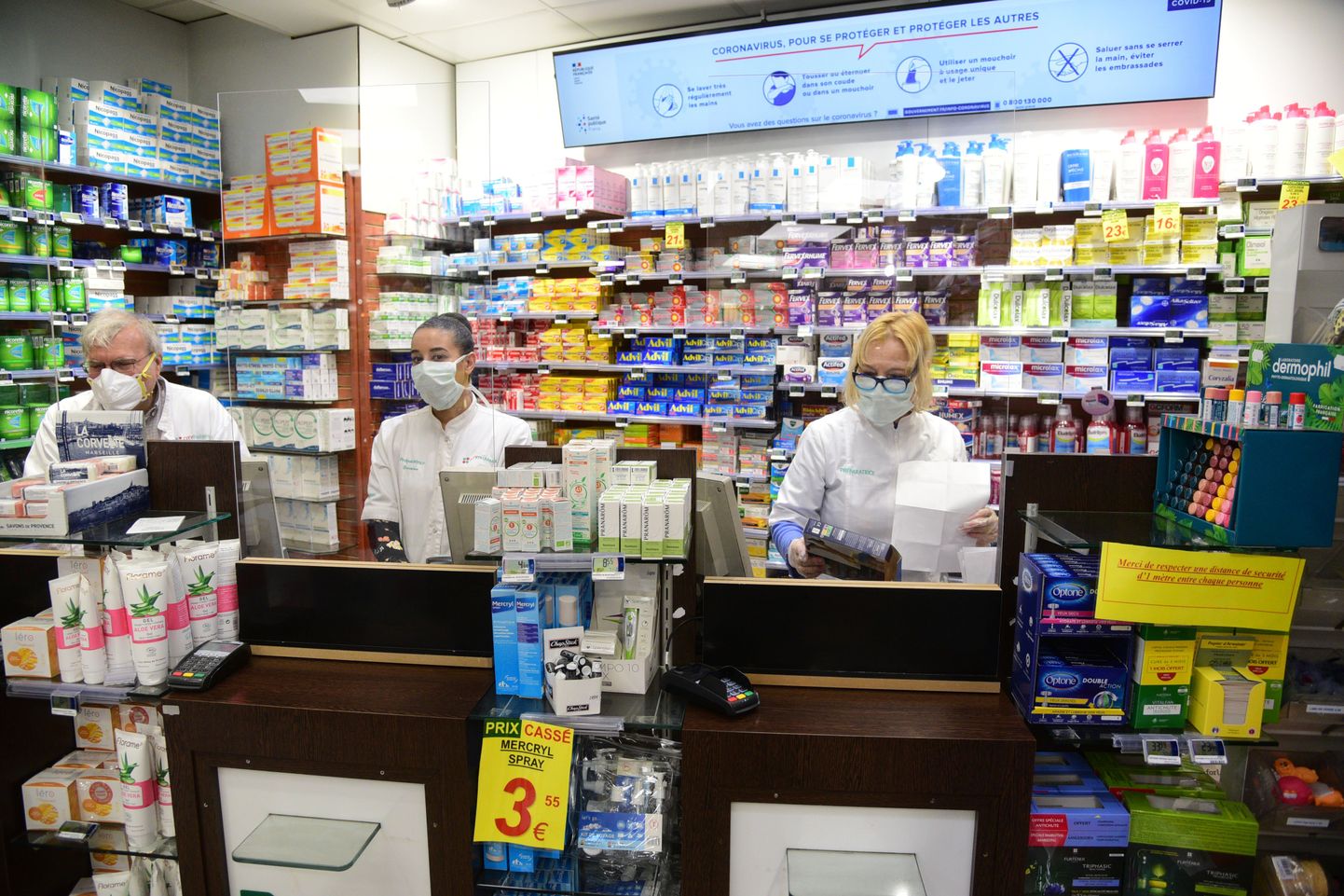 Farmatseudid Pariisi apteegis. Salasõna «Mask 19» peale kutsuvad nad välja politsei, kes aitab koduvägivalla ohvril ründaja käest pääseda.