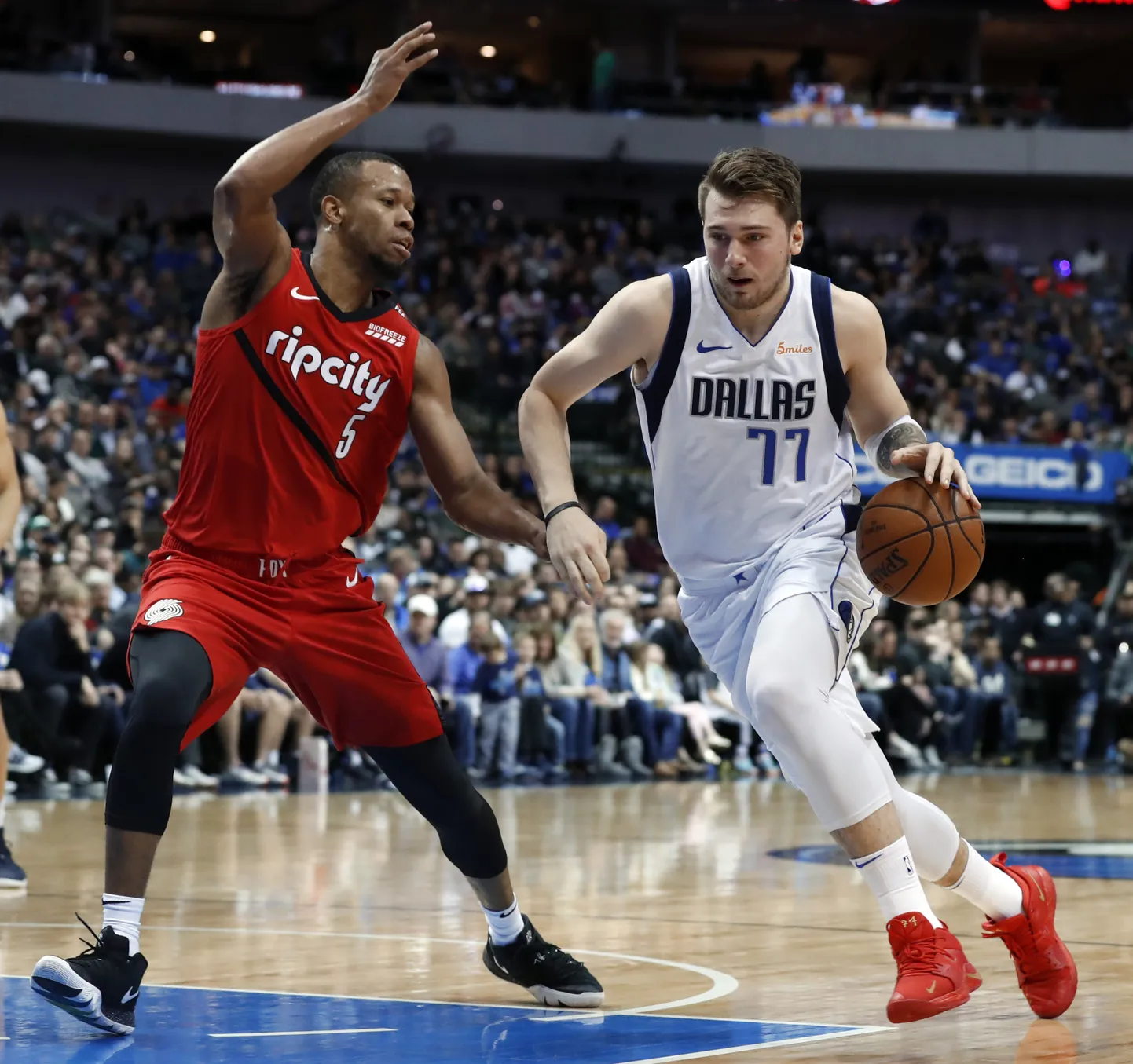 Luka Doncic (paremal) jätkab oma debüüthooaega NBAs silmapaistva hooga.