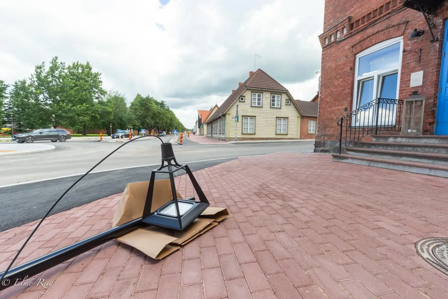 Viljandi Vabaduse platsile ja Tasuja puiesteele toodi esmaspäeval esimesed valgustid, mis seal pärast remonti tööle hakkavad.
