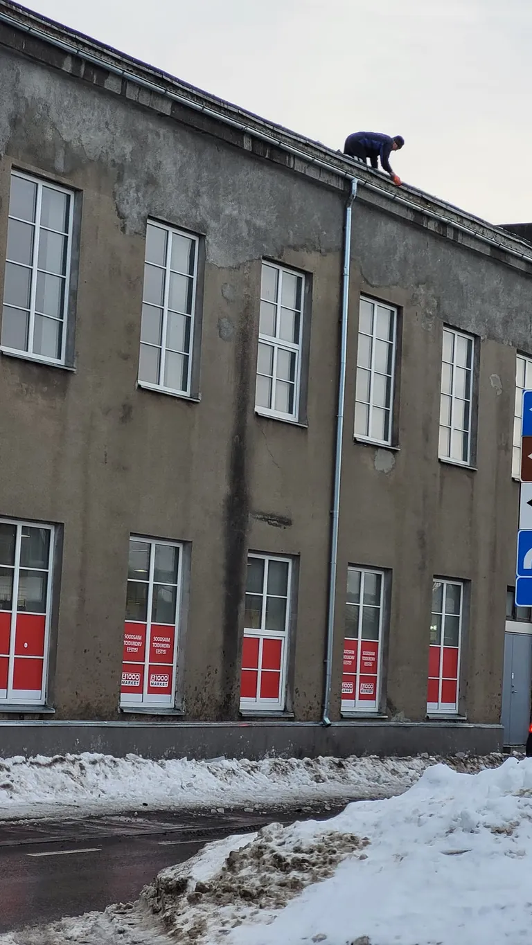 Mees Viljandi maja katusel.