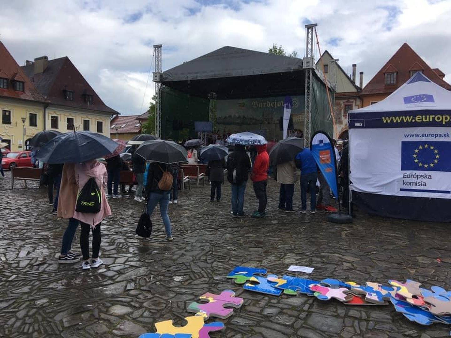 Euroopa Komisjoni esindus Slovakkias korraldab üritusi üle riigi, et rahvas valimiskastide juurde tuua. Pildil kontsert Bardejovi linnas. 