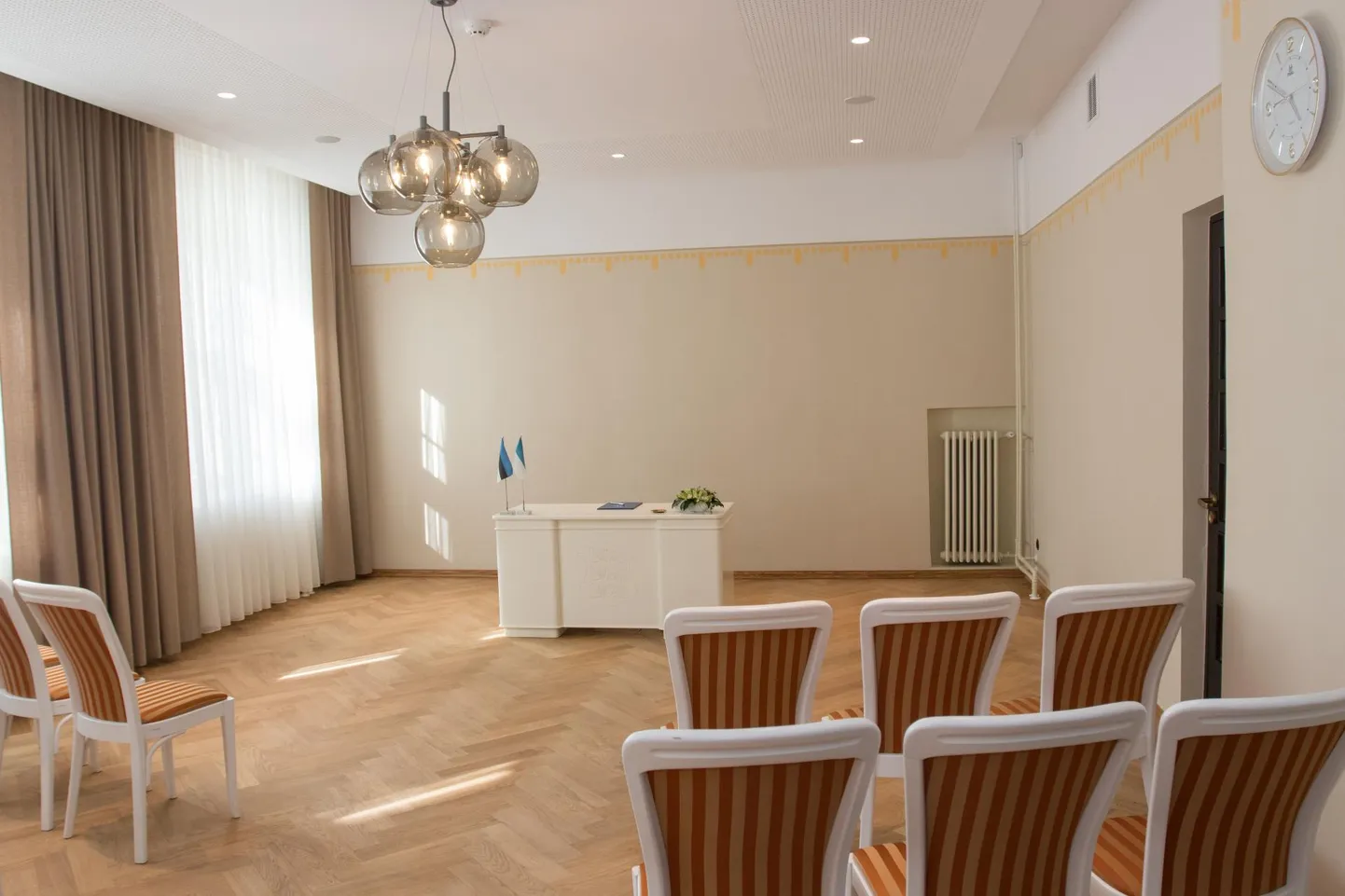 Viljandi raekojas saab abielu sõlmida selleks kohandatud saalis.