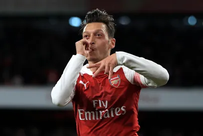 Arsenali poolkaitsja Mesut Özil.