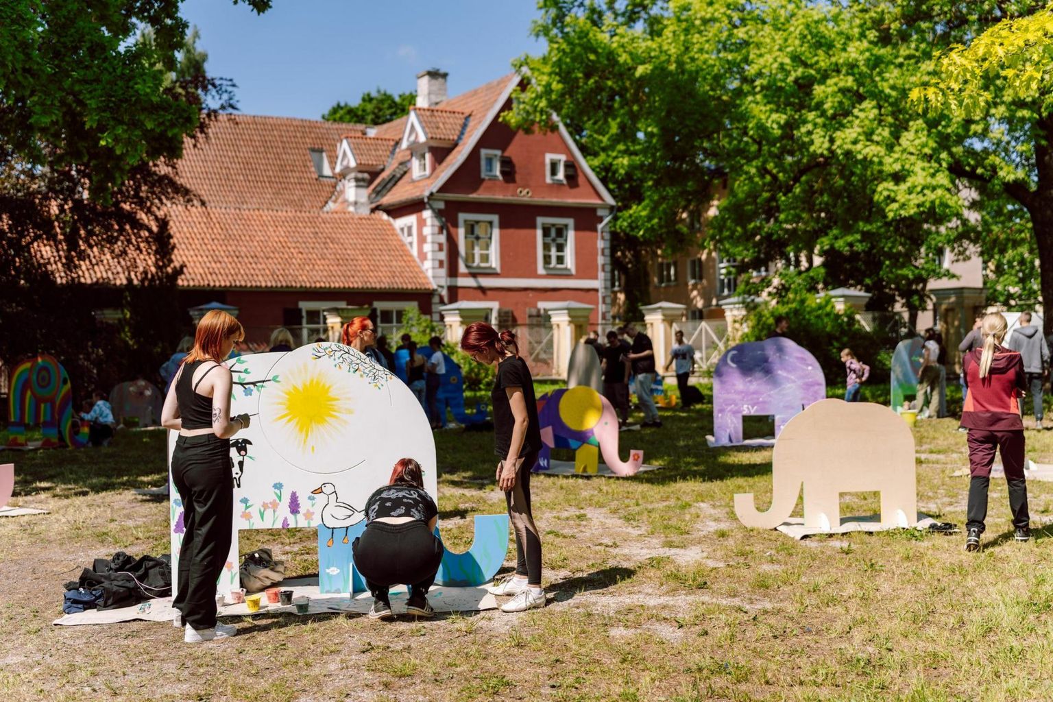 Õpilaste abiga värviti ära 20 vineerelevanti, mis paigaldatakse Pärnu tänavatele.