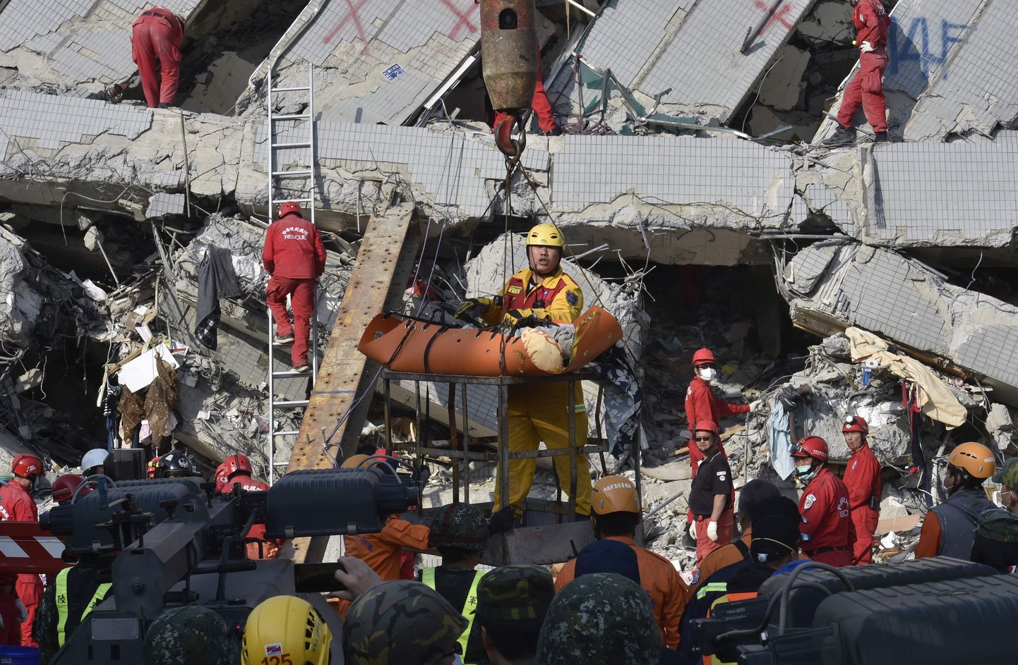 Päästja toob Tainanis kokkuvarisenud maja rusude vahelt välja ohvri.