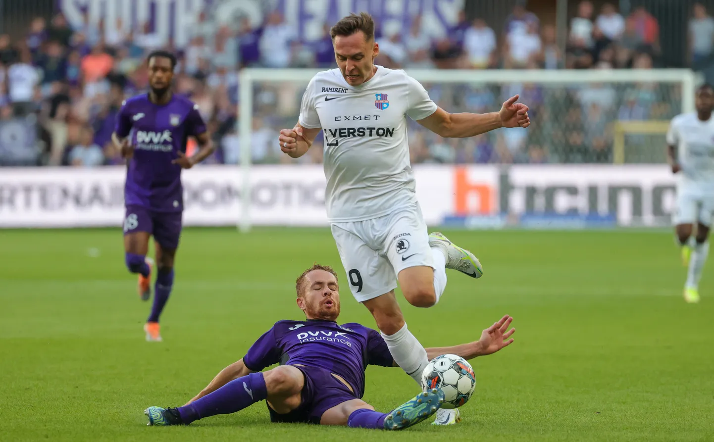 Paide mängija Siim Luts (valges) ja Anderlechti mängumees Adrien Trebel võitlemas palli pärast.