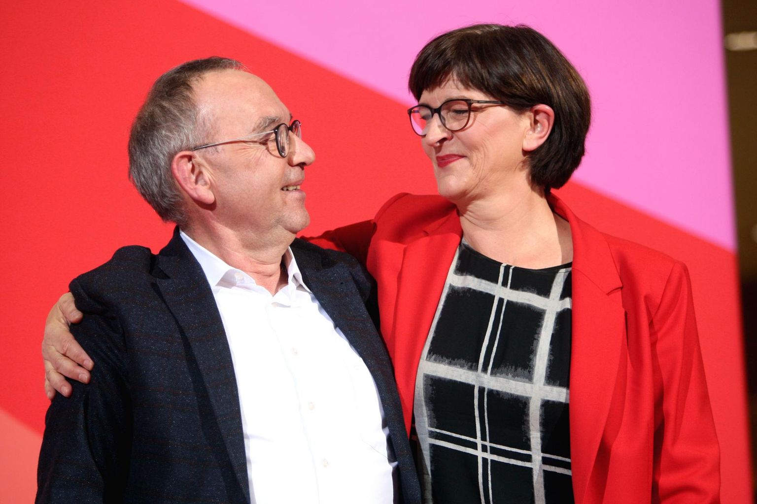 Saksamaa sotsiaaldemokraatide uued juhid Saskia Esken (paremal) ja Norbert Walter-Borjans.