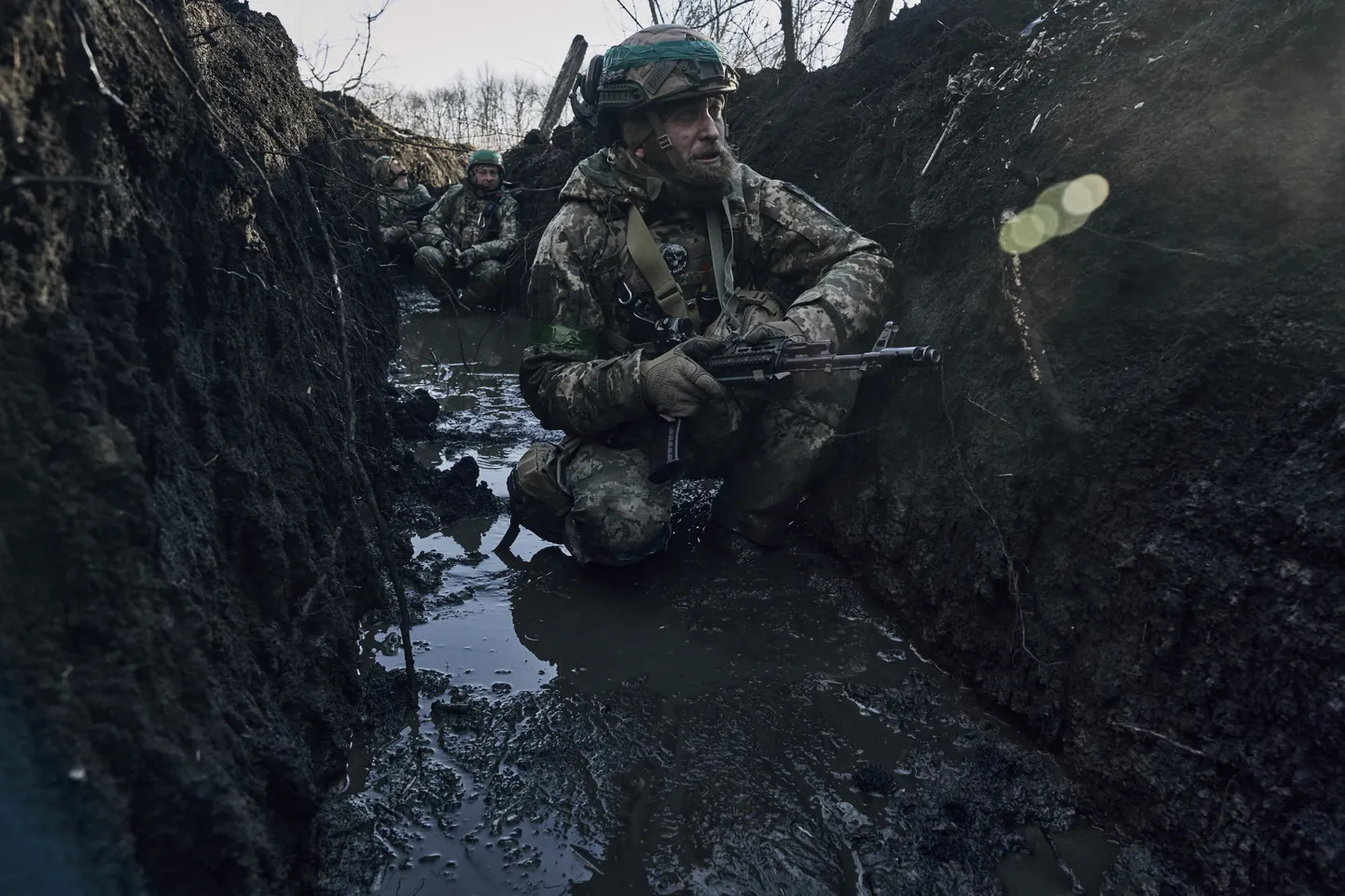 Ukraina sõdurid kaevikus Bahmuti lähistel 5. märtsil 2023.