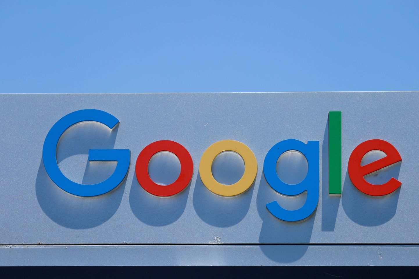 Google'i logo firma hoone seinal Californias.