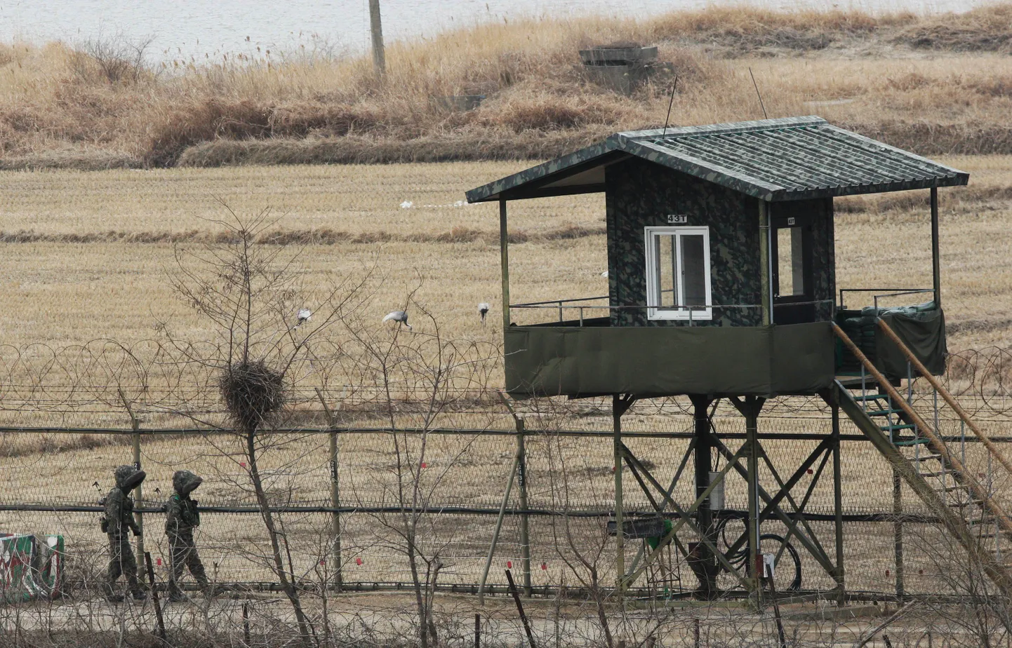 Lõuna-Korea sõjaväepatrull hoiab naaberriigi tegemistel silma peal riigipiirile jääva Panmunjomi küla juures.