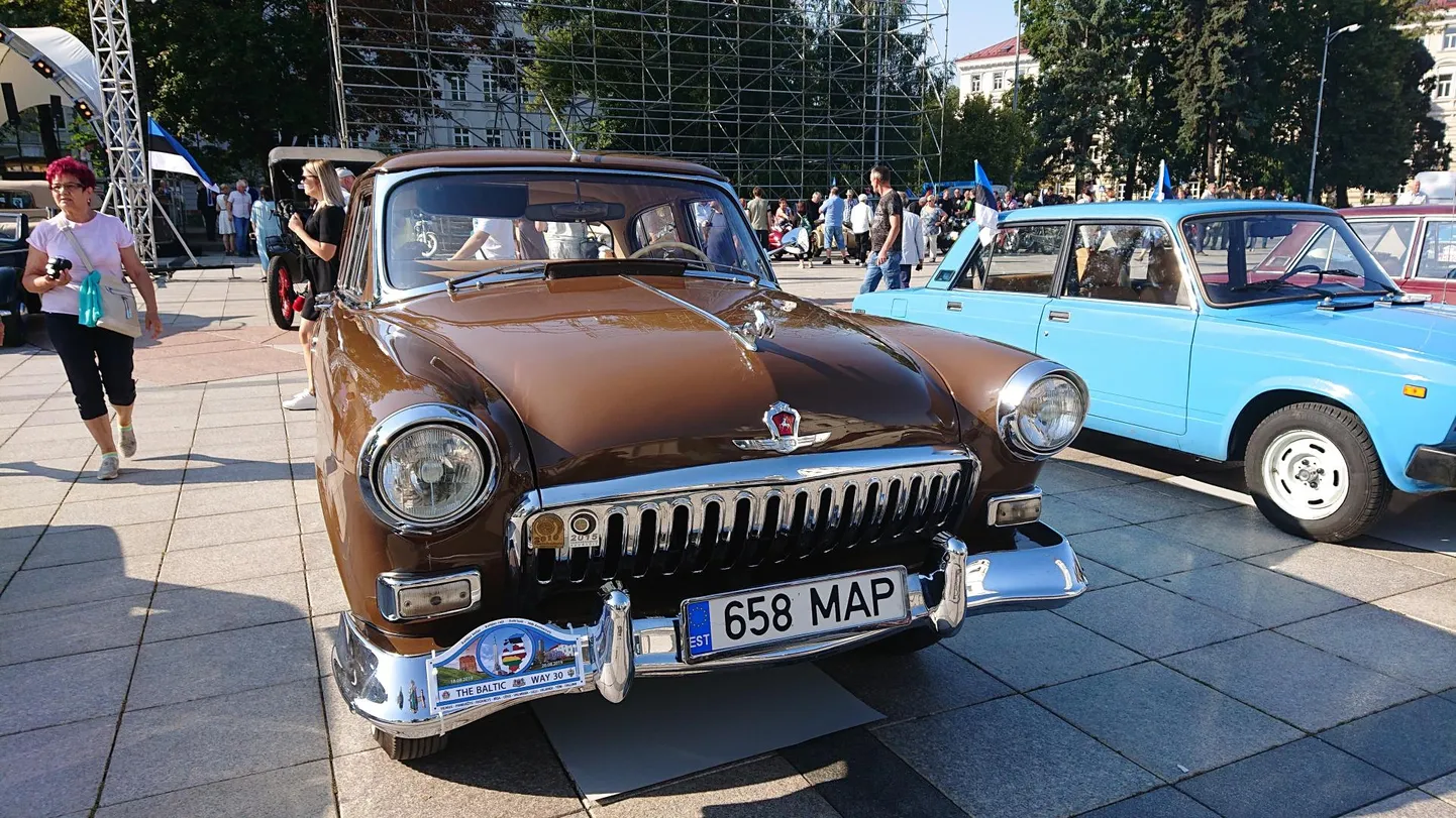 Ретротехника, участвующая в параде-пробеге в честь 30летия "Балтийской цепи".