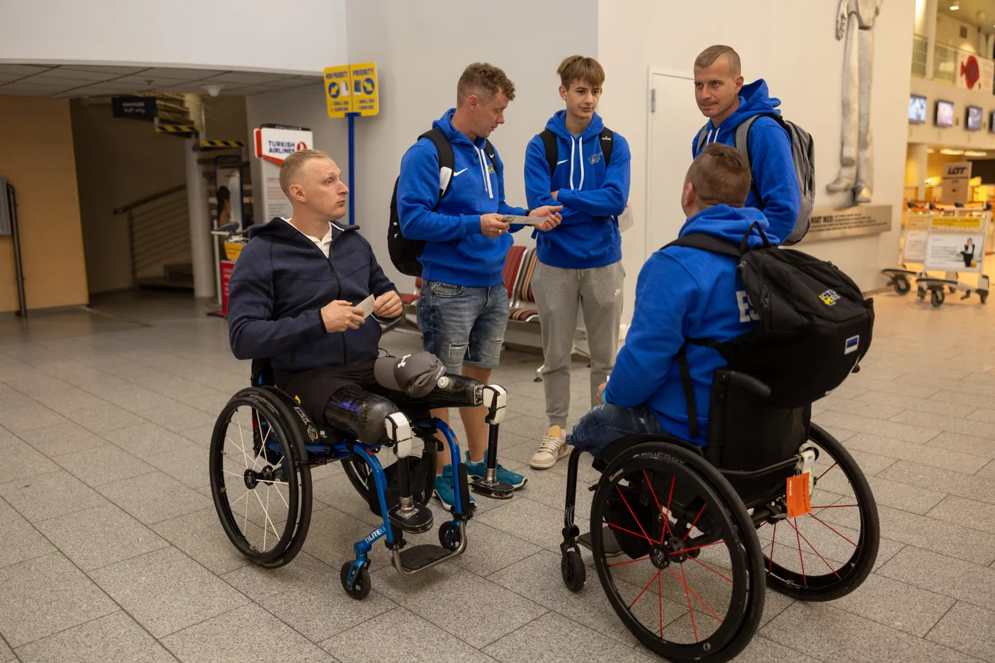 Эстонская участники соревнований Invictus Games в Таллиннском аэропорту.