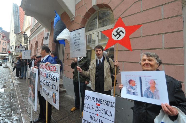 Мартин Хельме в пикете на улице Пикк перед российским посольством. 