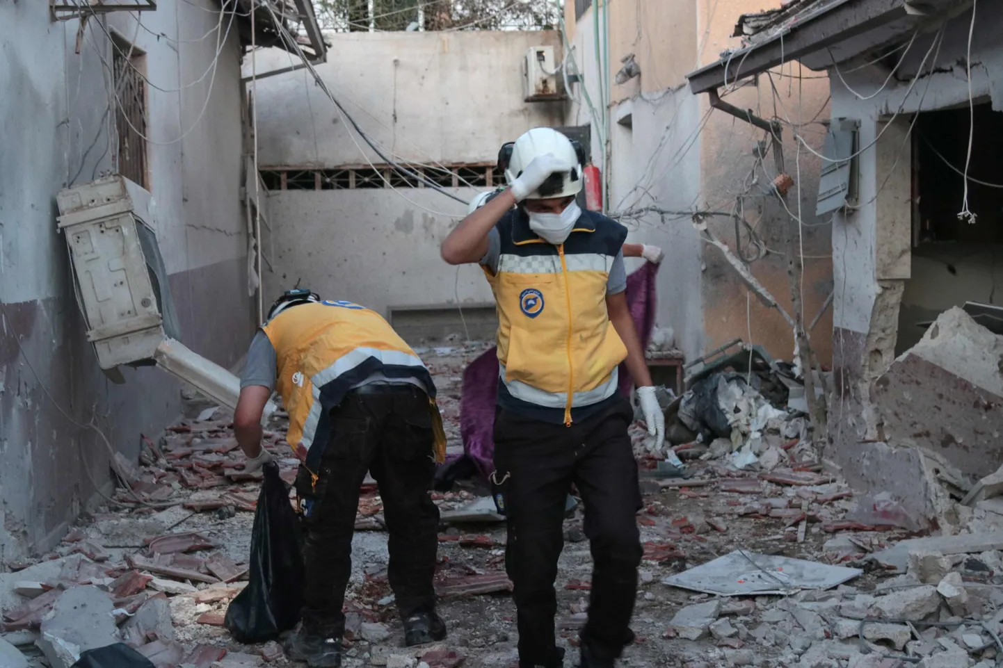 Süüria tsiviilkaitsetöötajad tegutsemas mürsurünnakus tabamuse saanud Afrini Al-Shifaa haiglas.